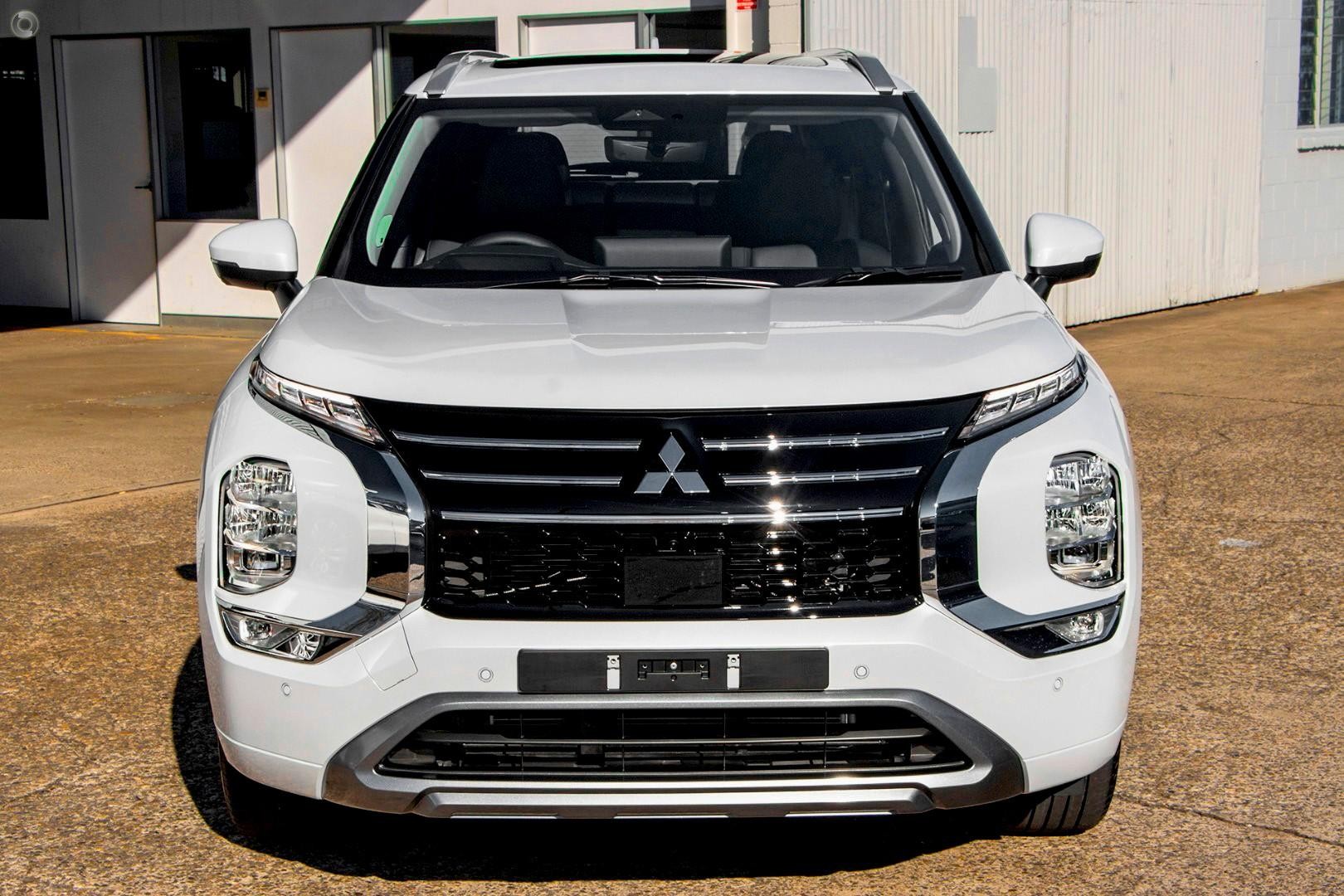 Mitsubishi Outlander image 2
