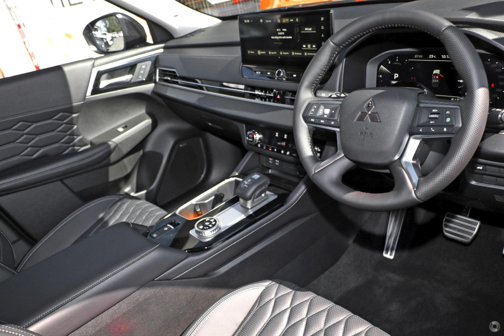 Mitsubishi Outlander image 4