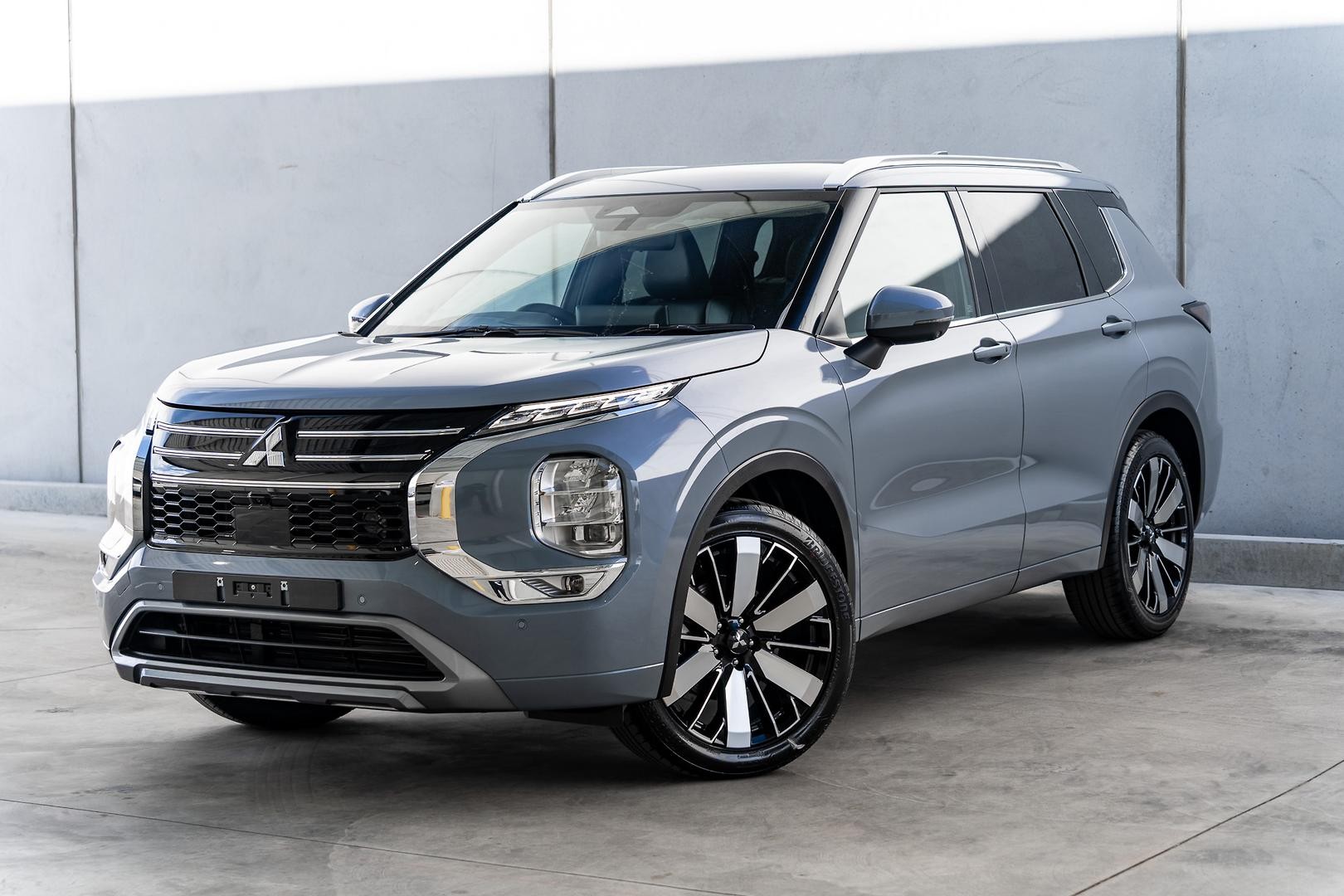 Mitsubishi Outlander image 3