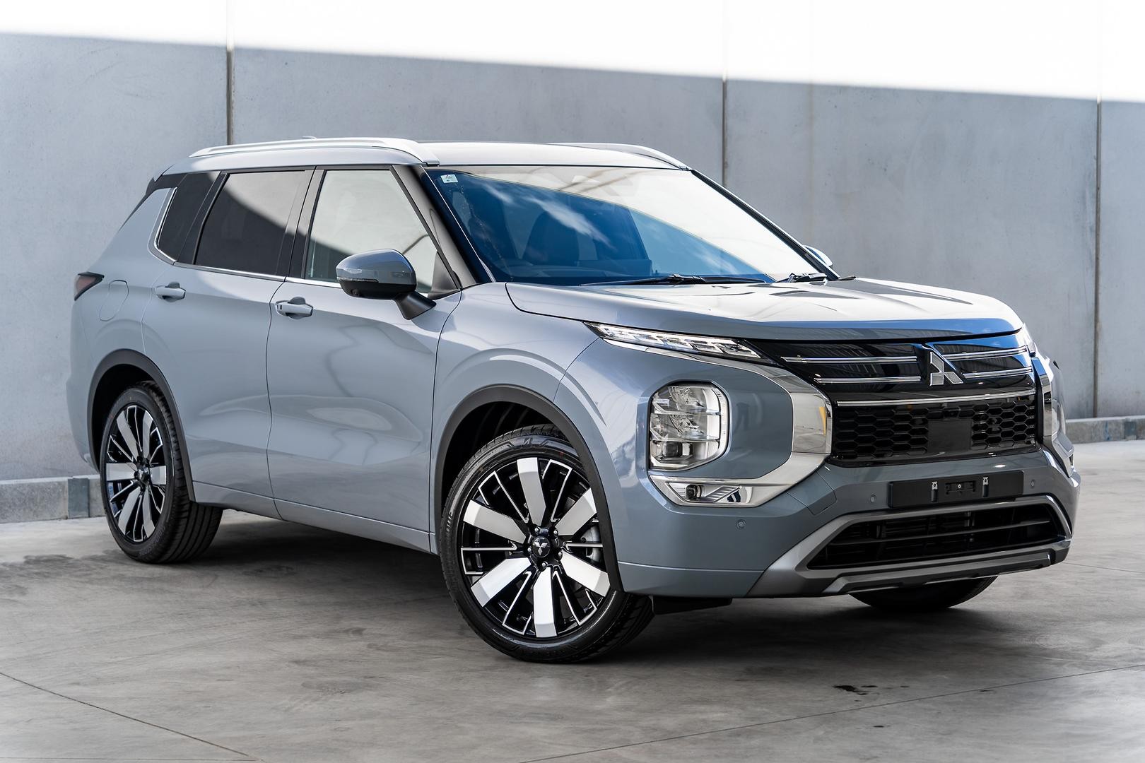 Mitsubishi Outlander image 1