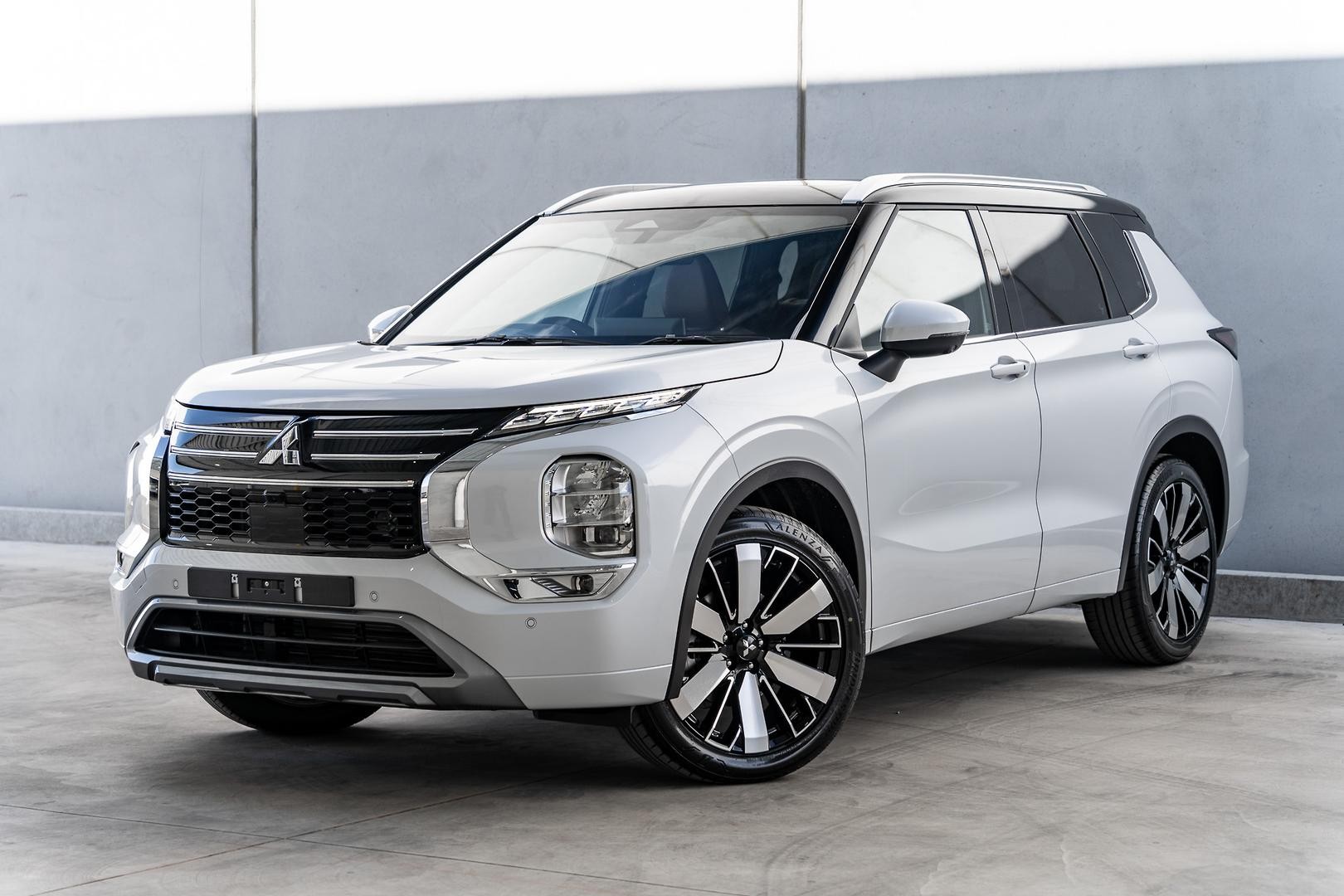 Mitsubishi Outlander image 3