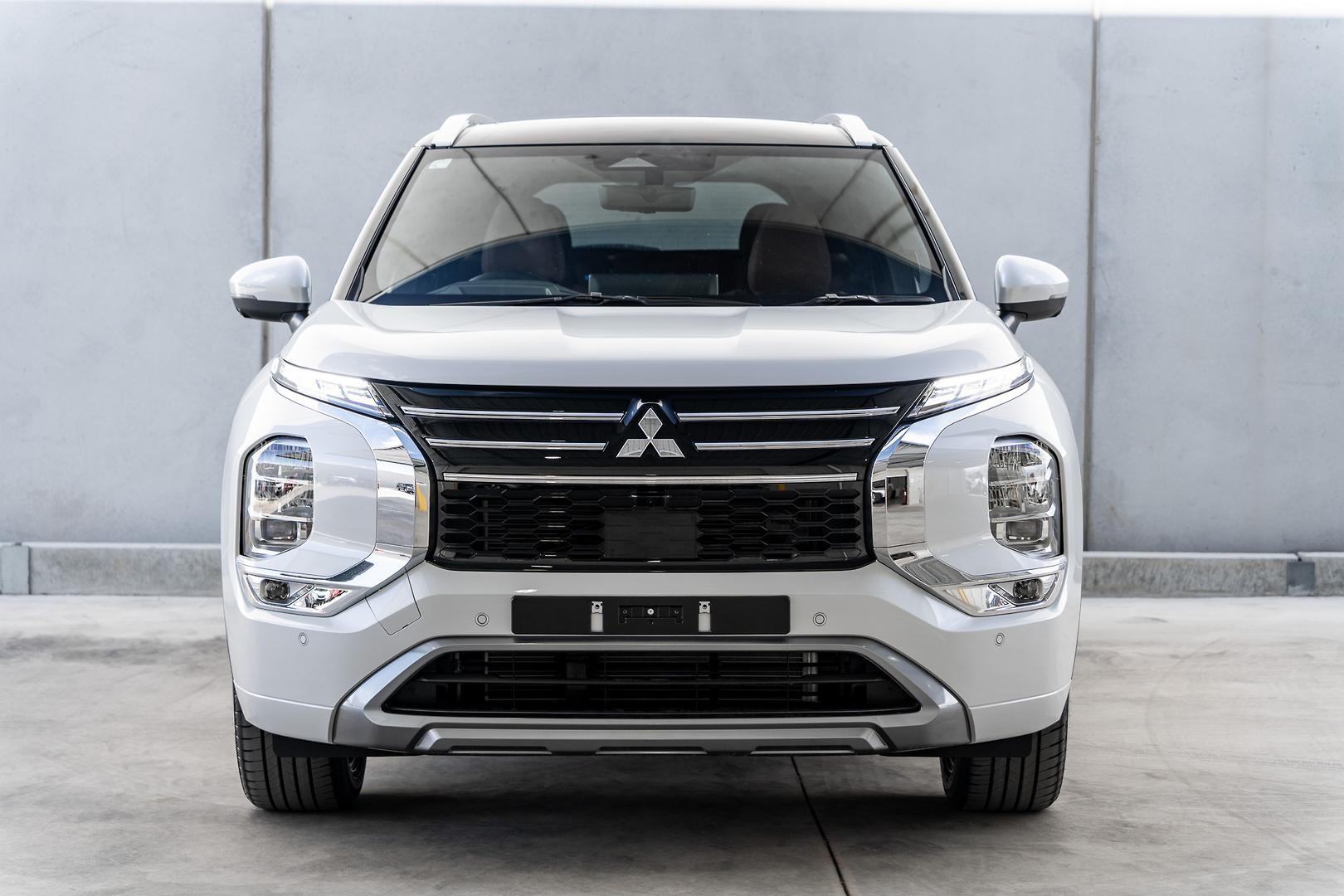 Mitsubishi Outlander image 2