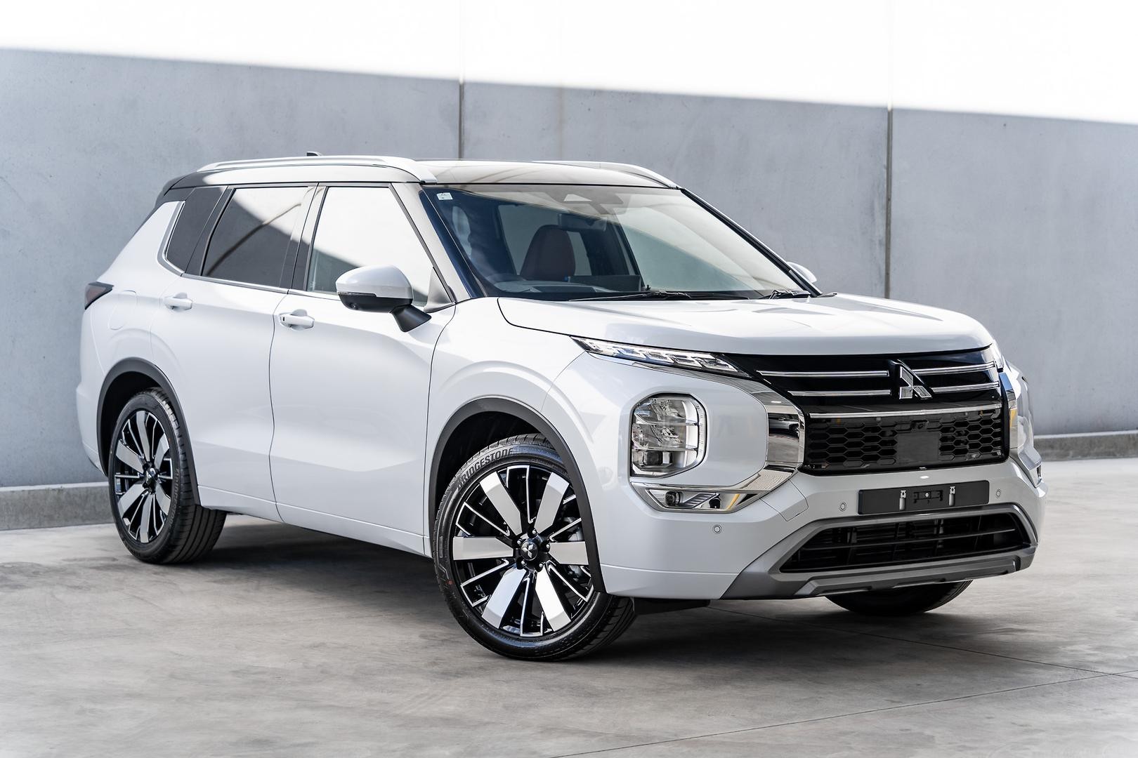 Mitsubishi Outlander image 1