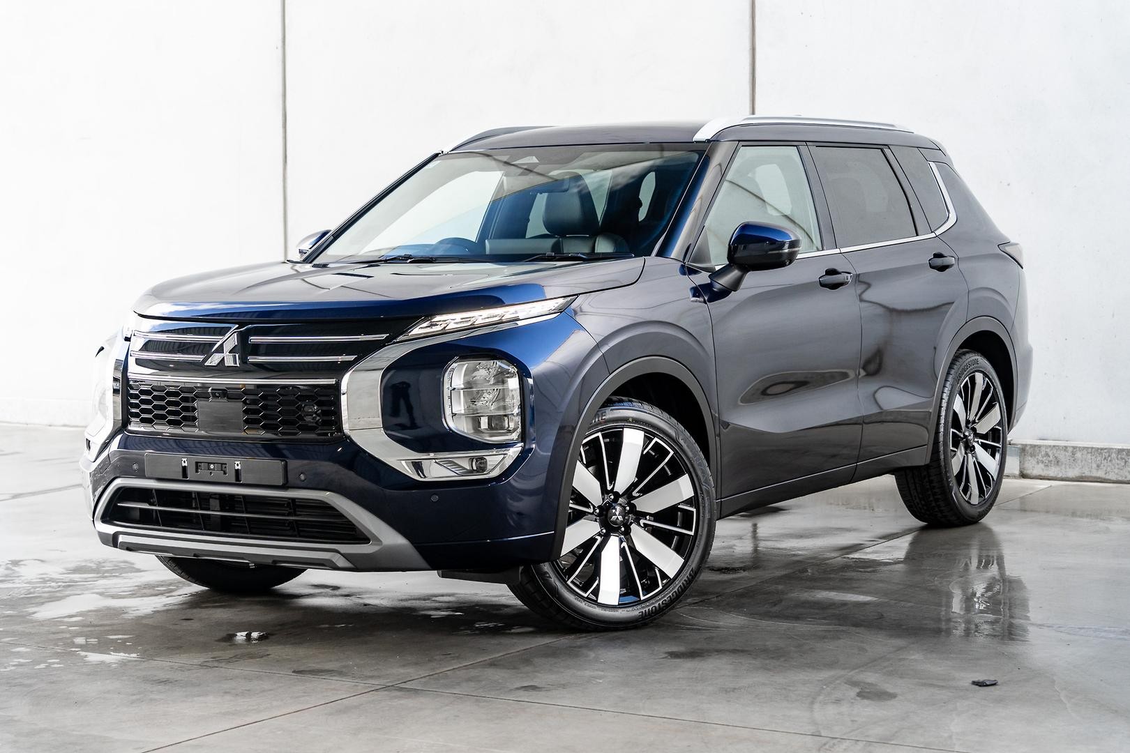 Mitsubishi Outlander image 3