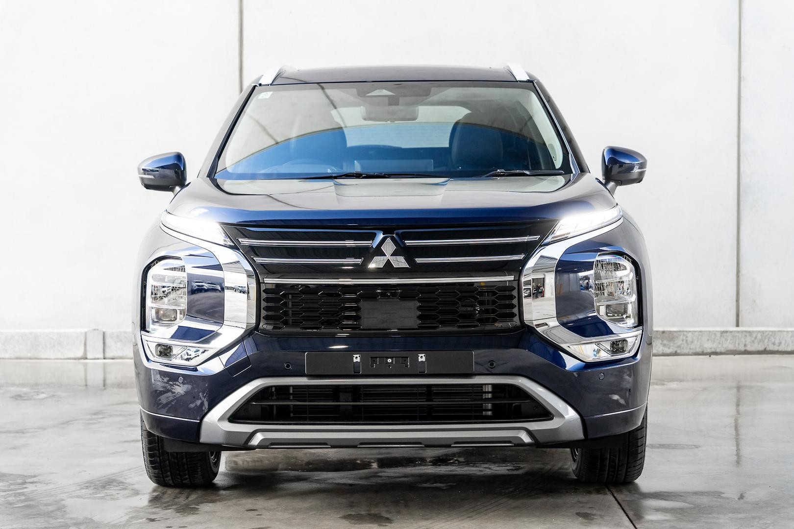 Mitsubishi Outlander image 2