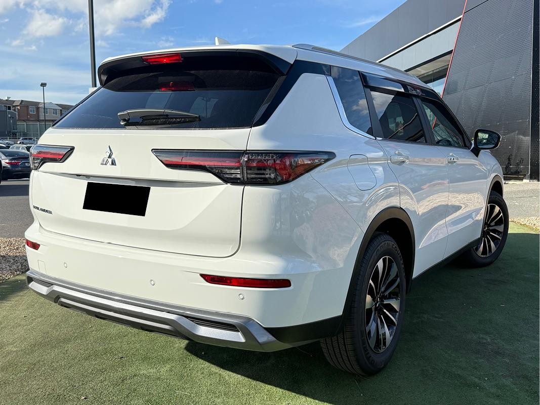 Mitsubishi Outlander image 3