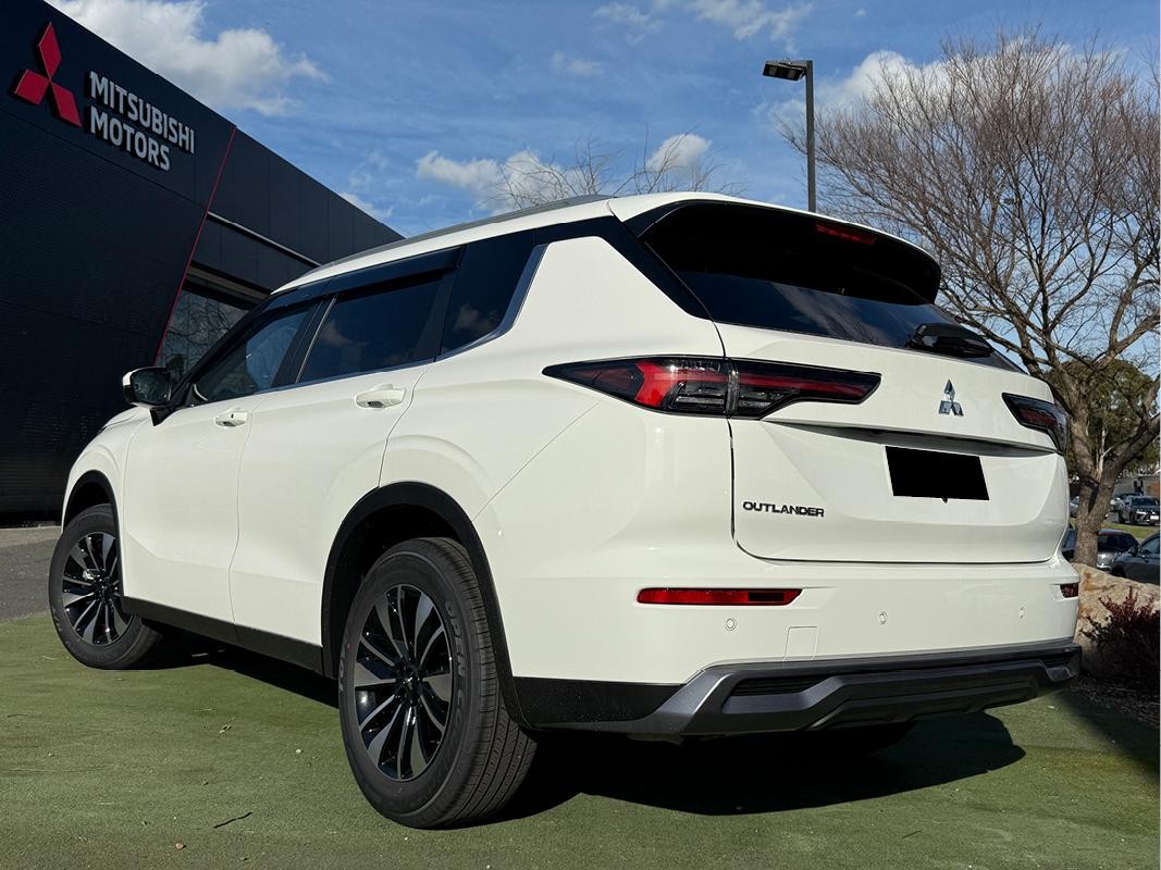 Mitsubishi Outlander image 4