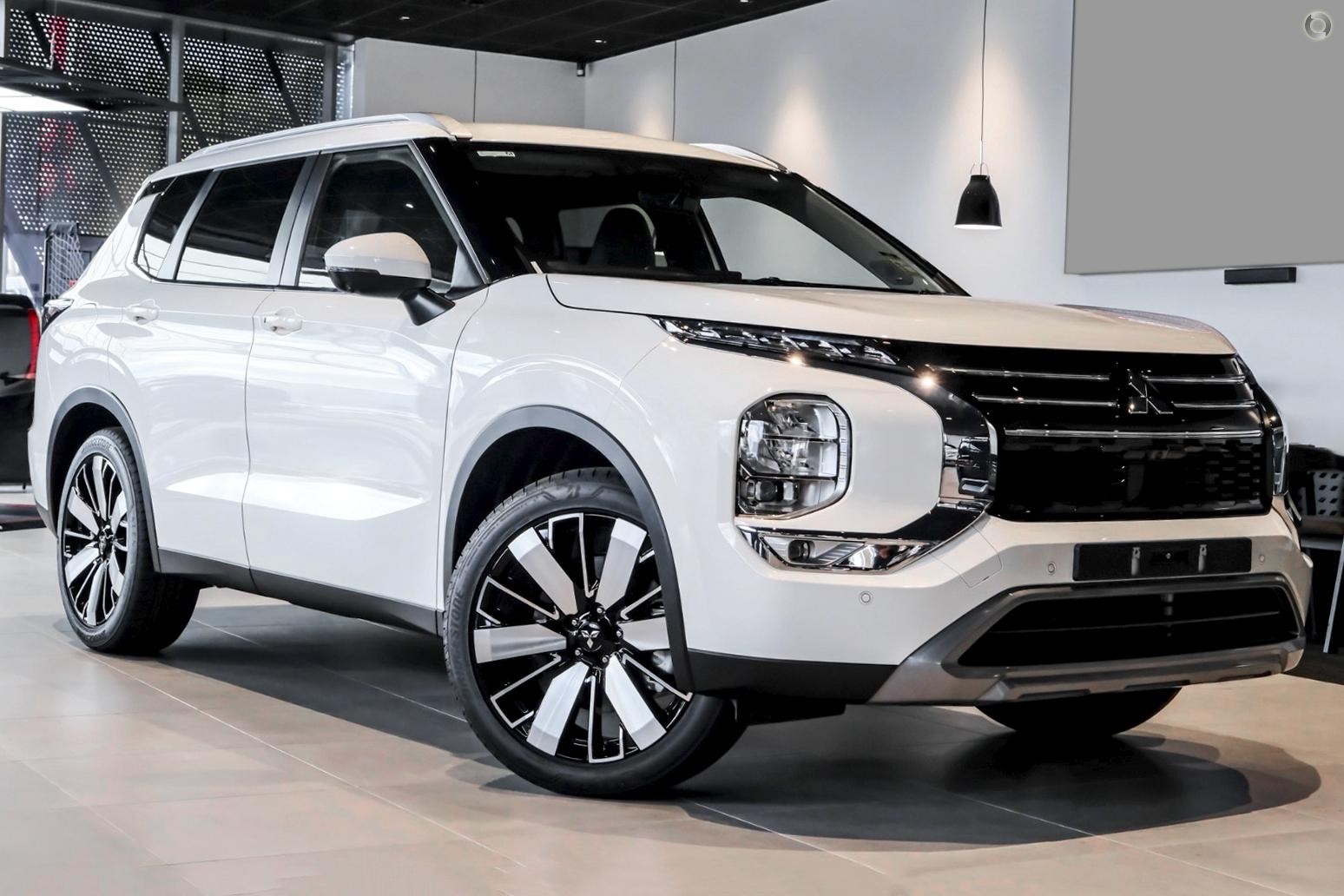 Mitsubishi Outlander image 1