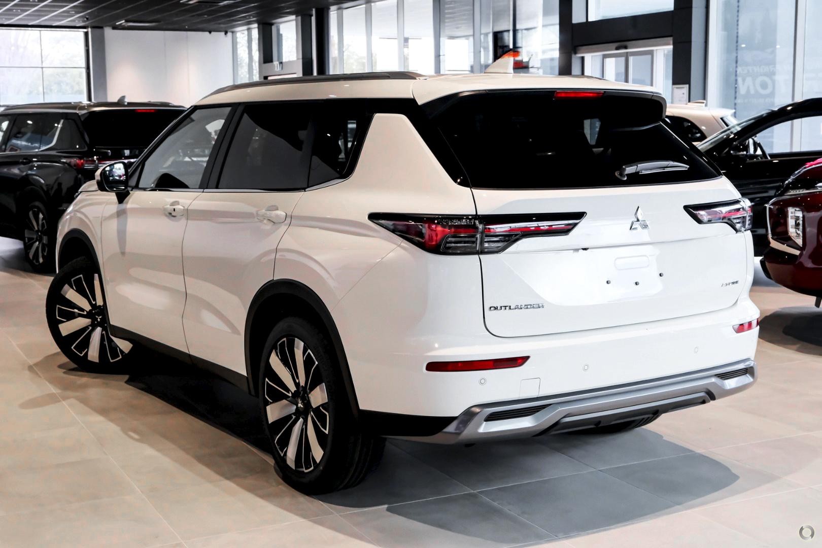 Mitsubishi Outlander image 4