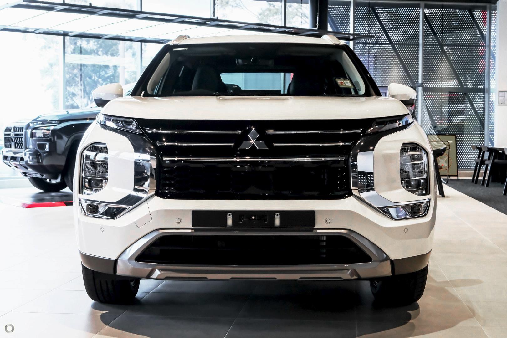 Mitsubishi Outlander image 2