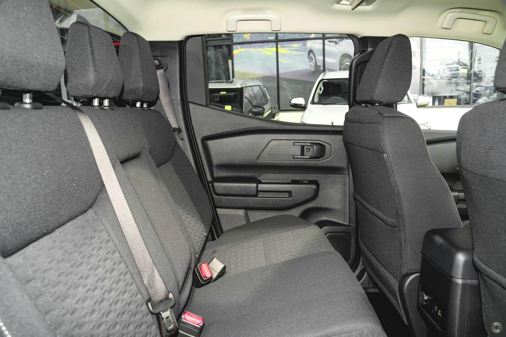 Mitsubishi Triton image 1