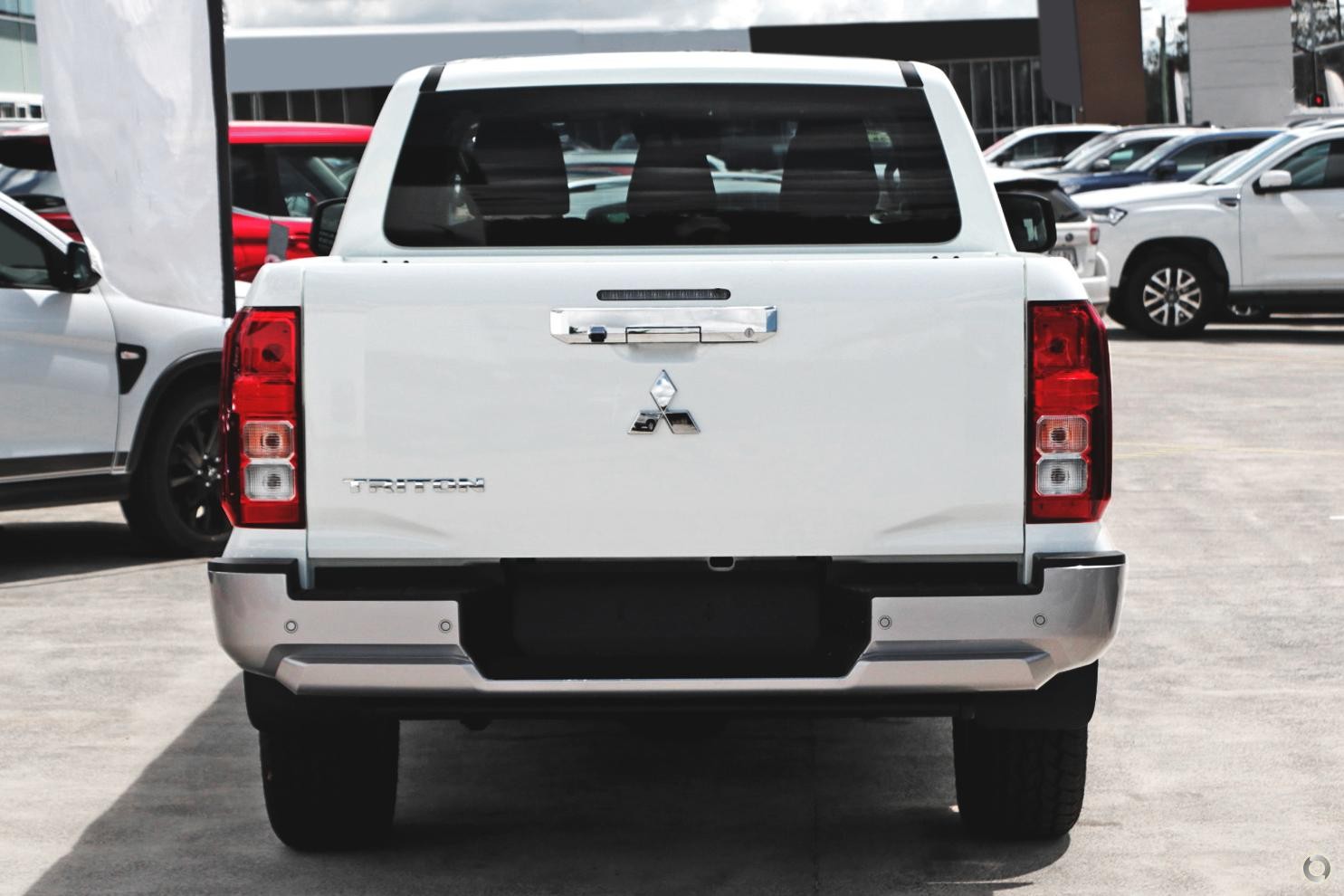 Mitsubishi Triton image 1