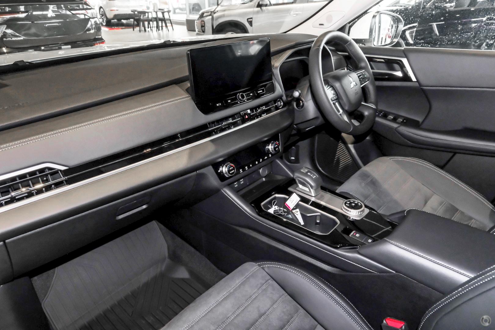 Mitsubishi Outlander image 3