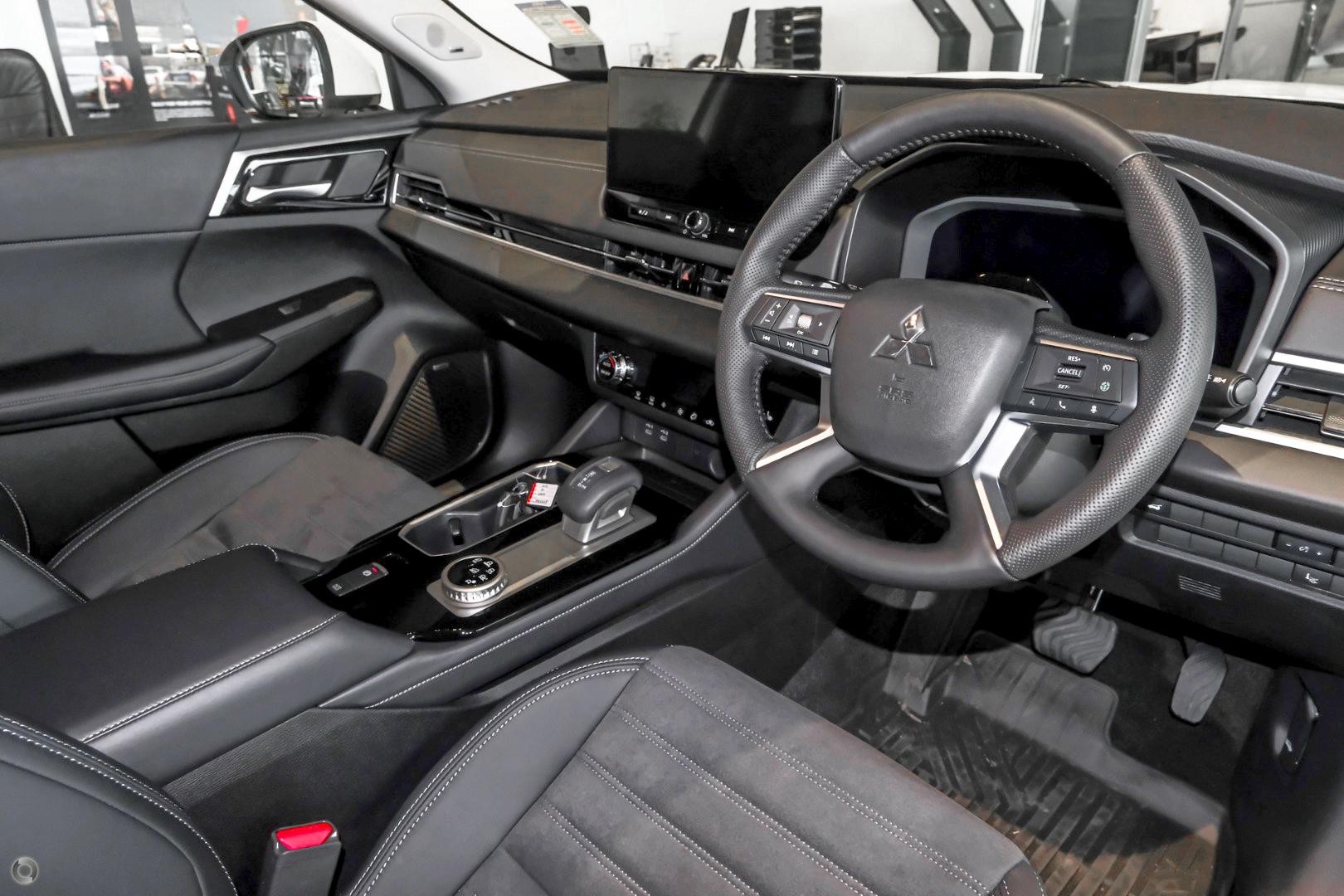 Mitsubishi Outlander image 4