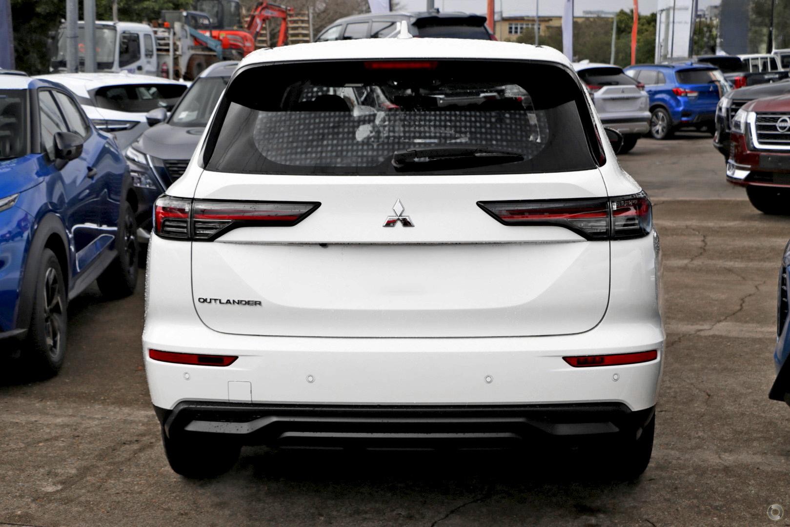 Mitsubishi Outlander image 2