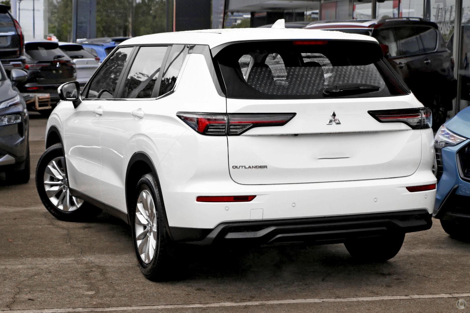 Mitsubishi Outlander image 4