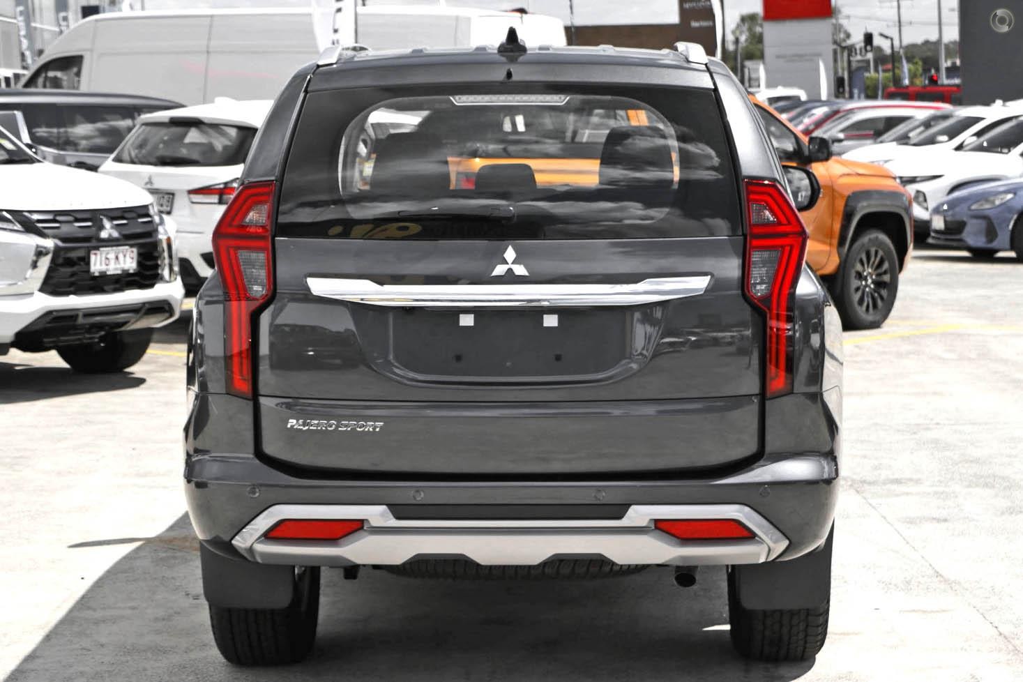 Mitsubishi Pajero Sport image 2