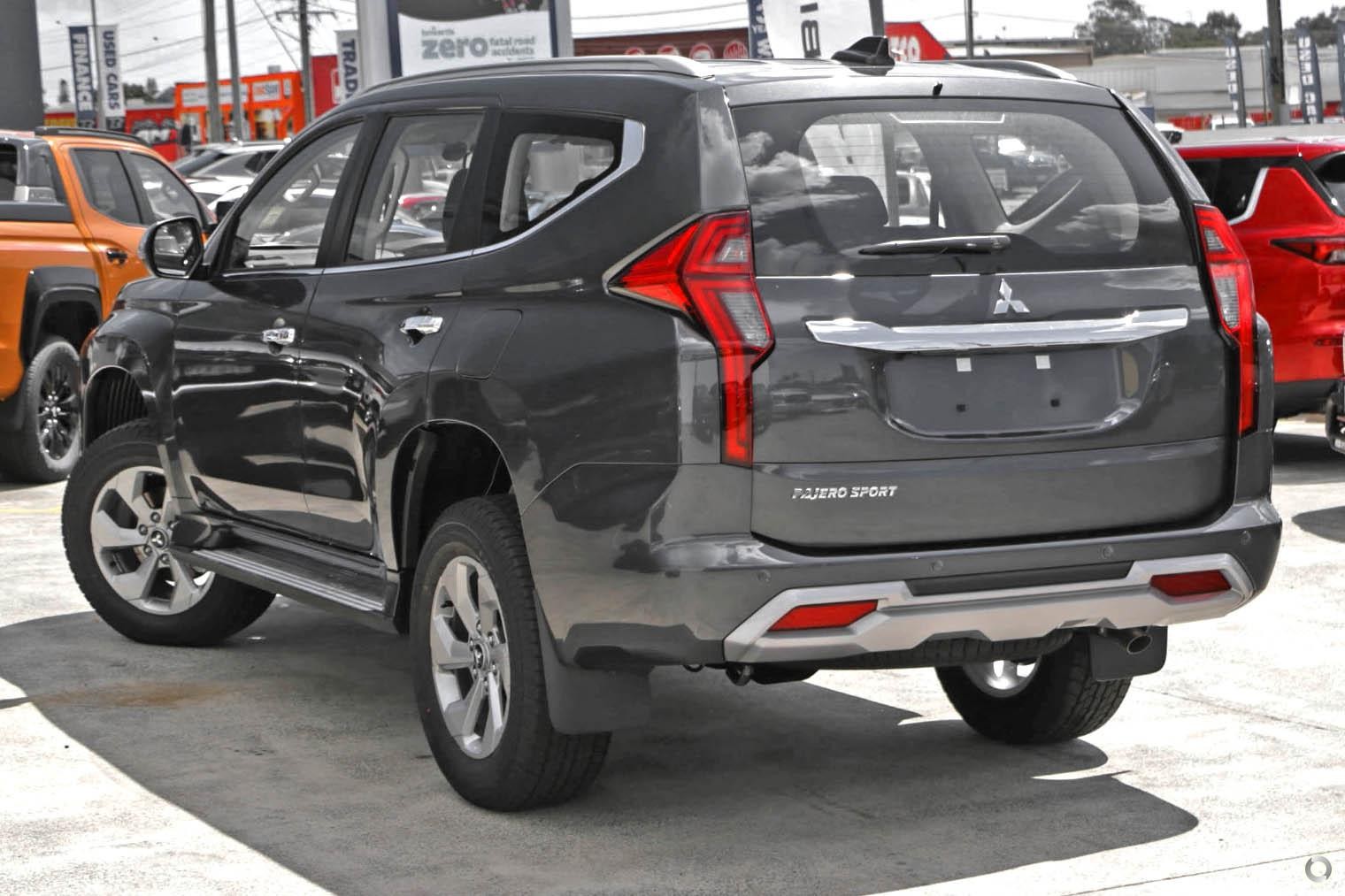 Mitsubishi Pajero Sport image 3