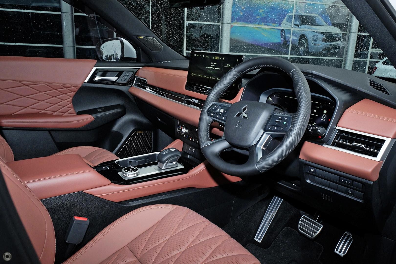 Mitsubishi Outlander image 3