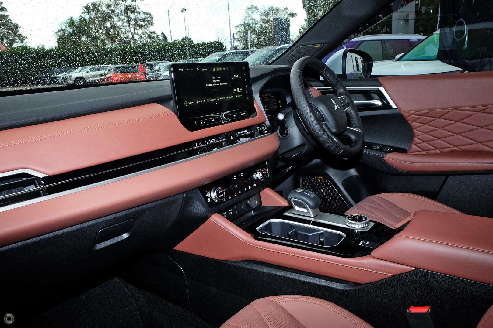 Mitsubishi Outlander image 4