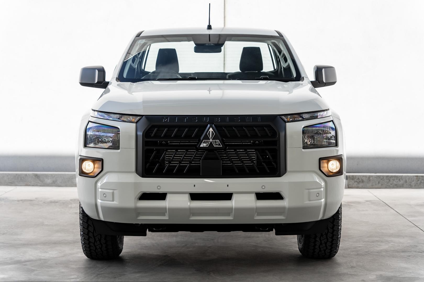 Mitsubishi Triton image 2