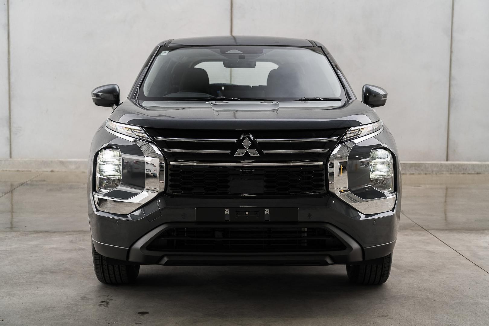 Mitsubishi Outlander image 2