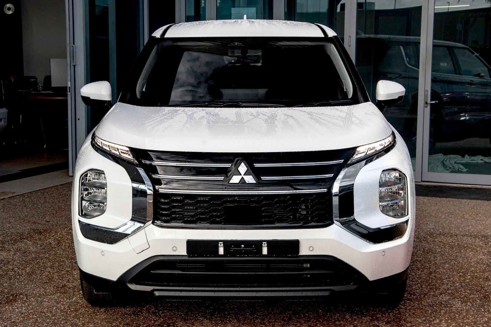 Mitsubishi Outlander image 2