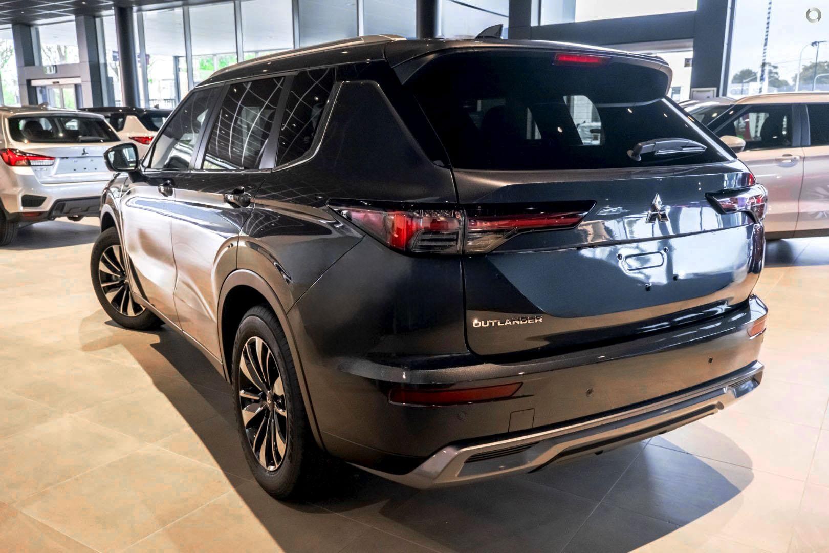 Mitsubishi Outlander image 4