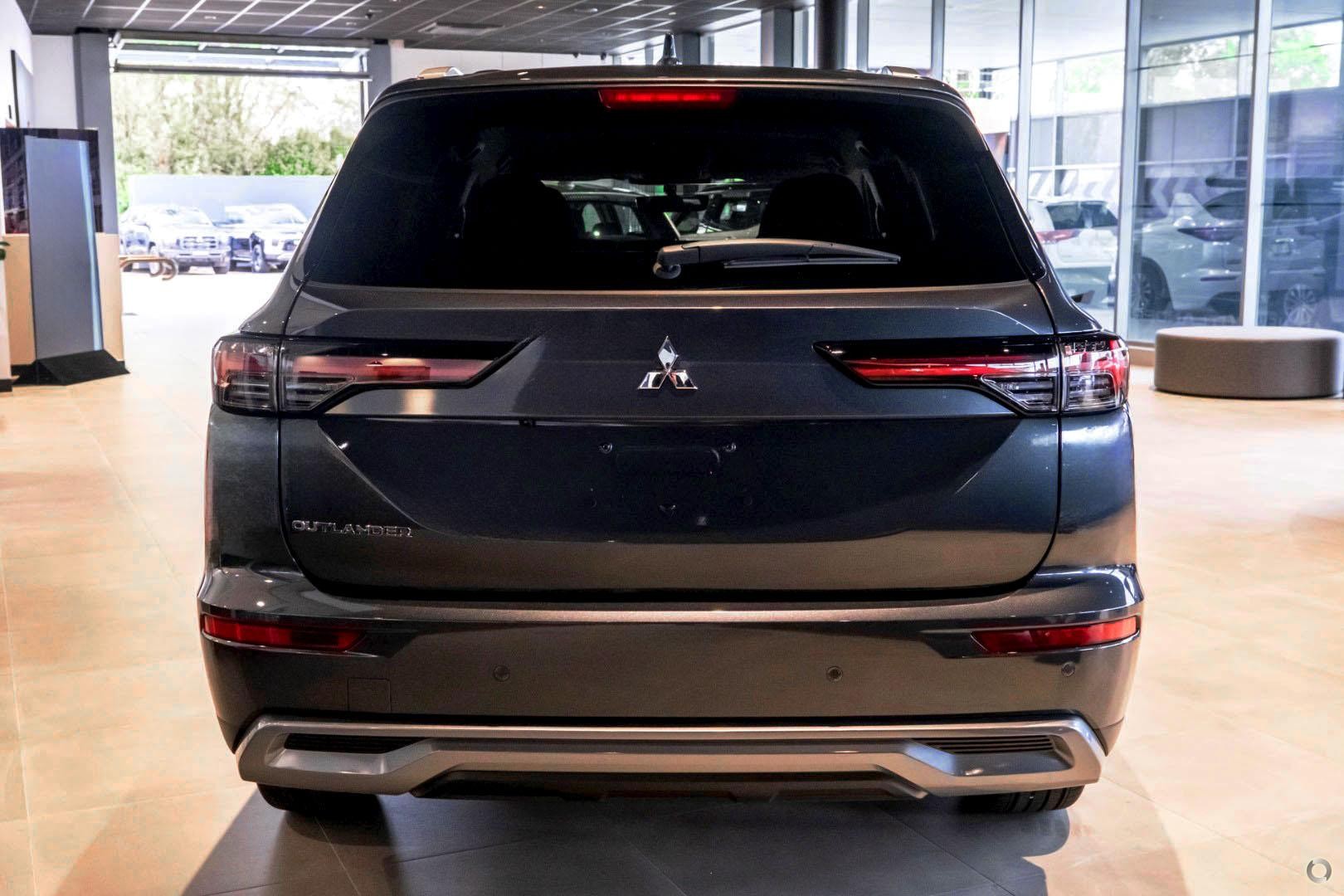 Mitsubishi Outlander image 3