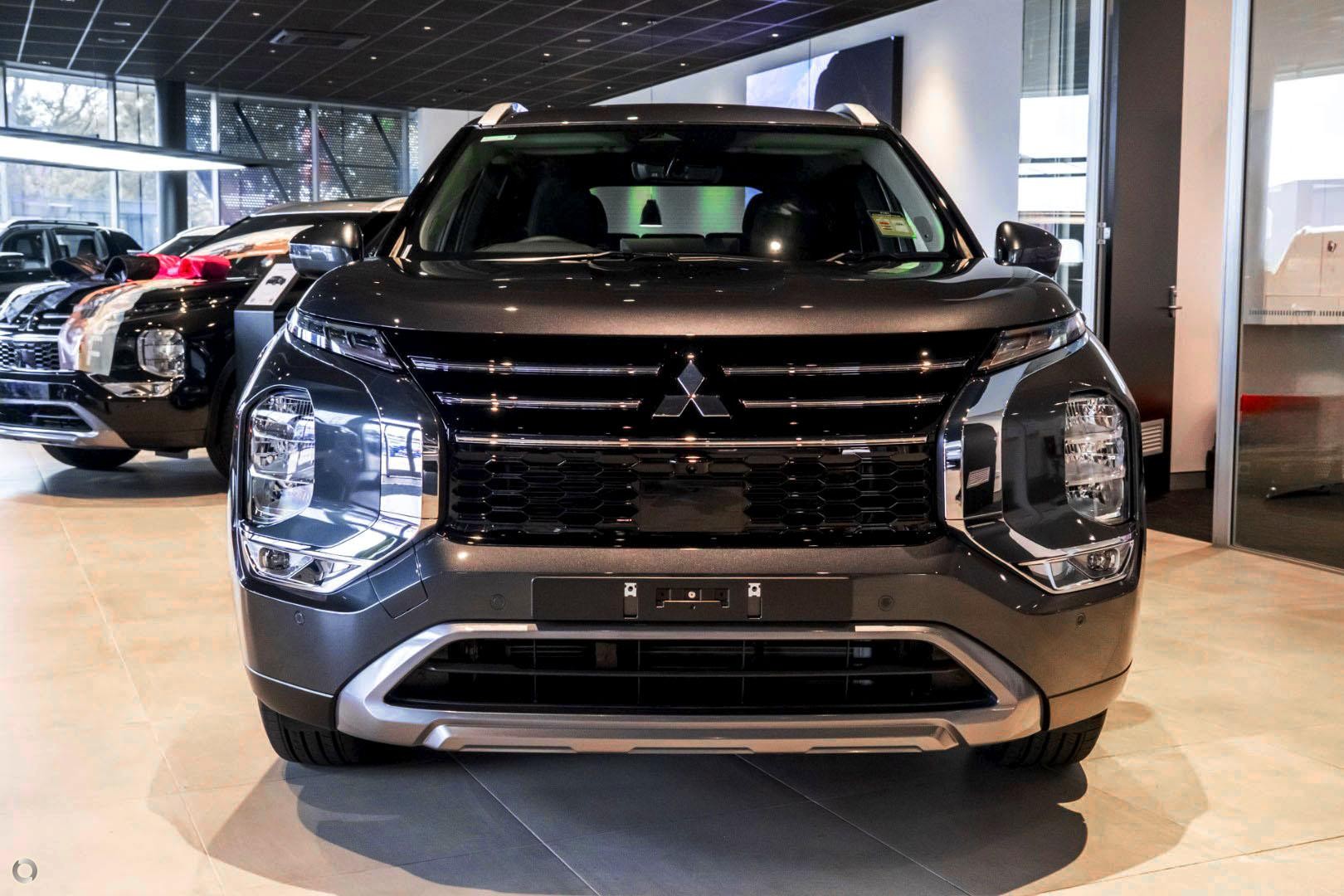 Mitsubishi Outlander image 2