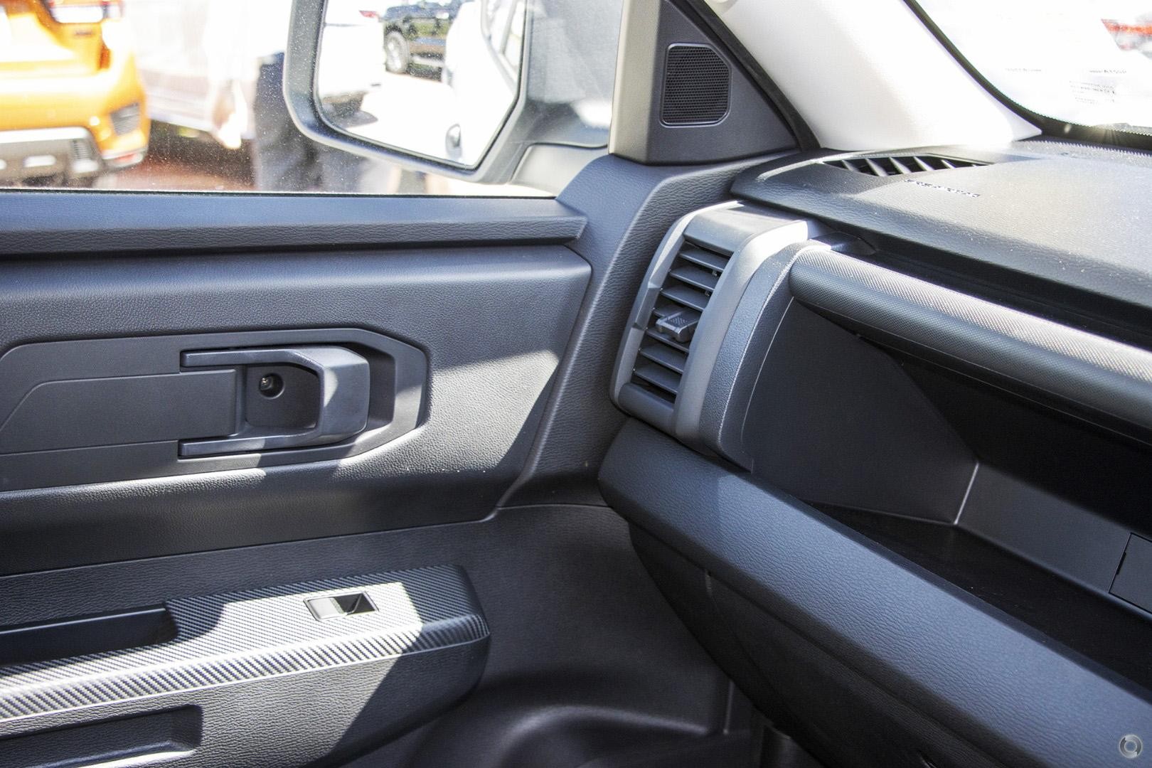 Mitsubishi Triton image 1