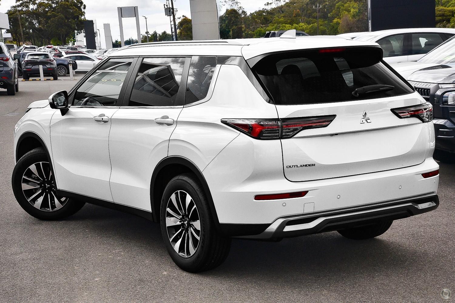 Mitsubishi Outlander image 4