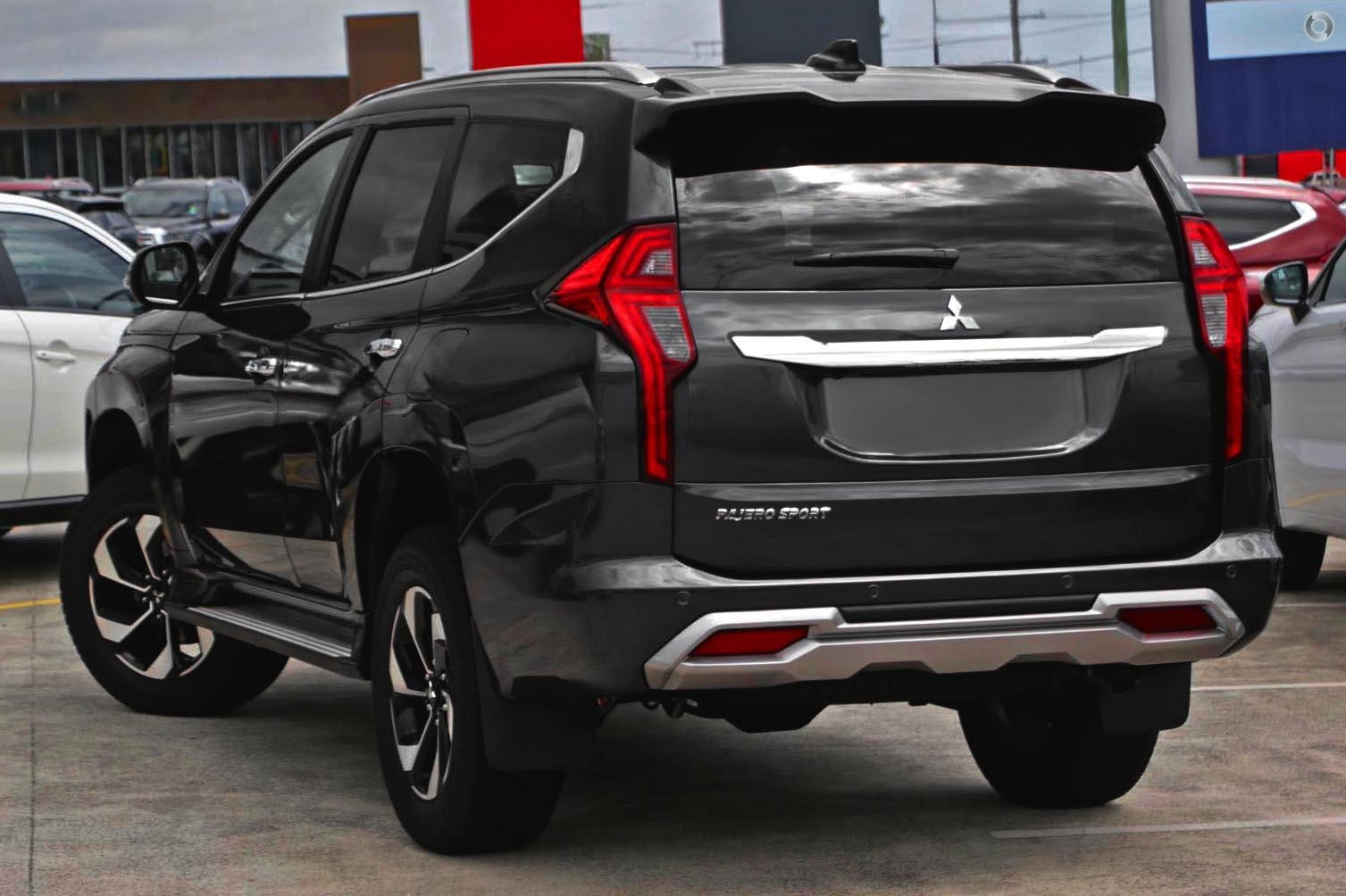 Mitsubishi Pajero Sport image 3