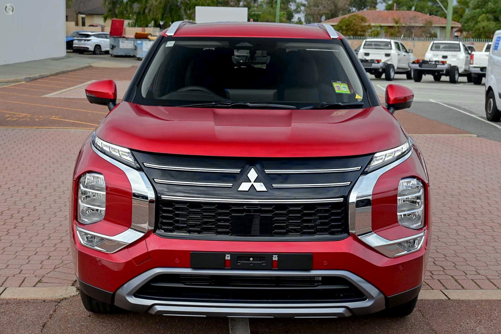 Mitsubishi Outlander image 2