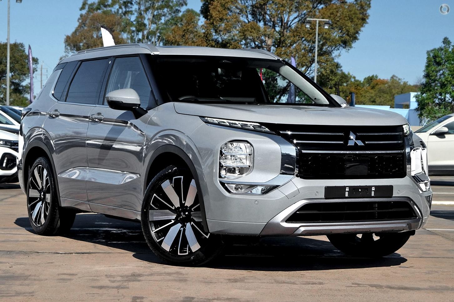 Mitsubishi Outlander image 1