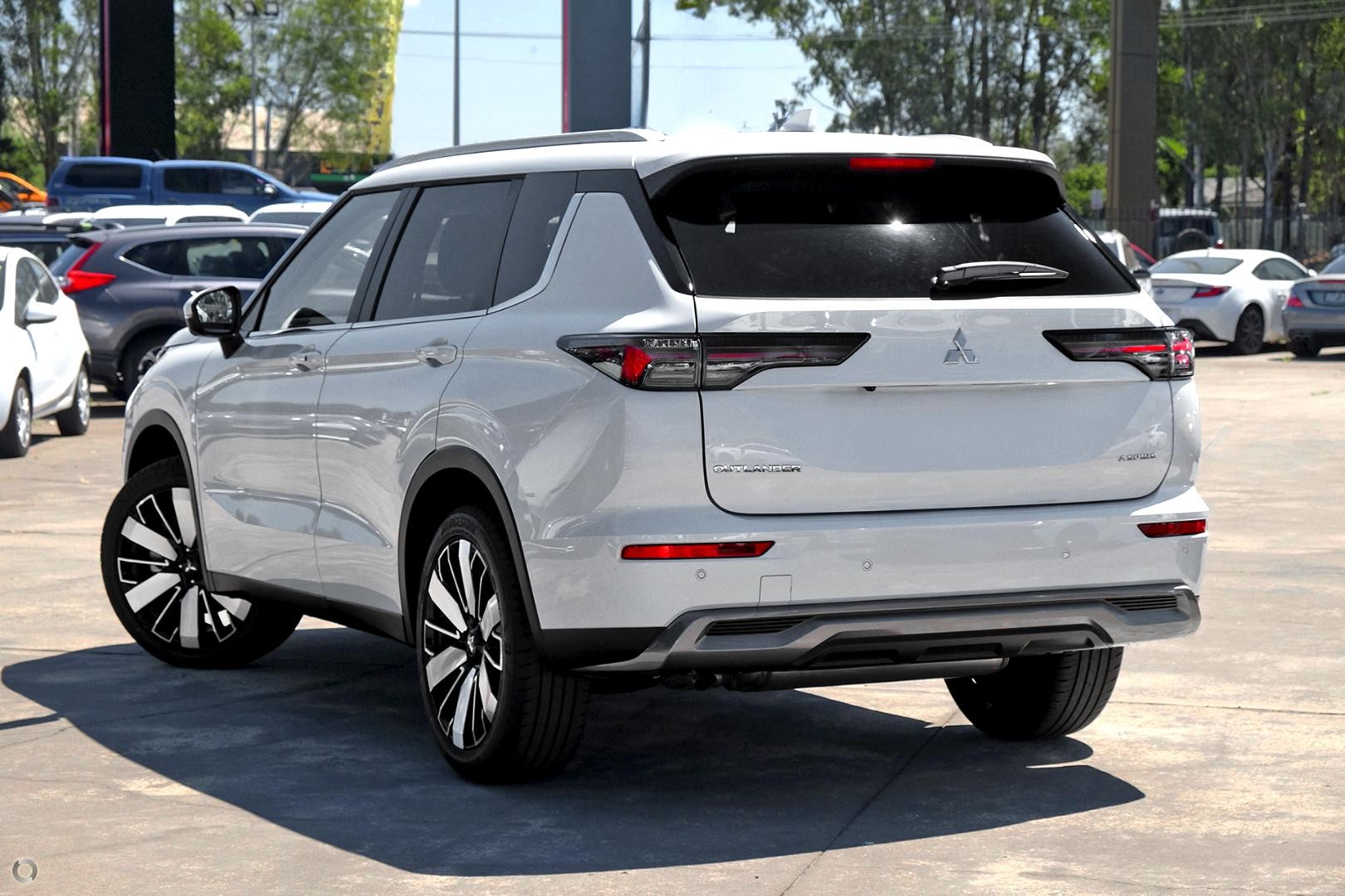 Mitsubishi Outlander image 4