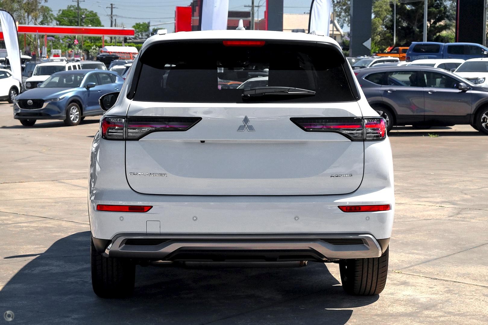 Mitsubishi Outlander image 3