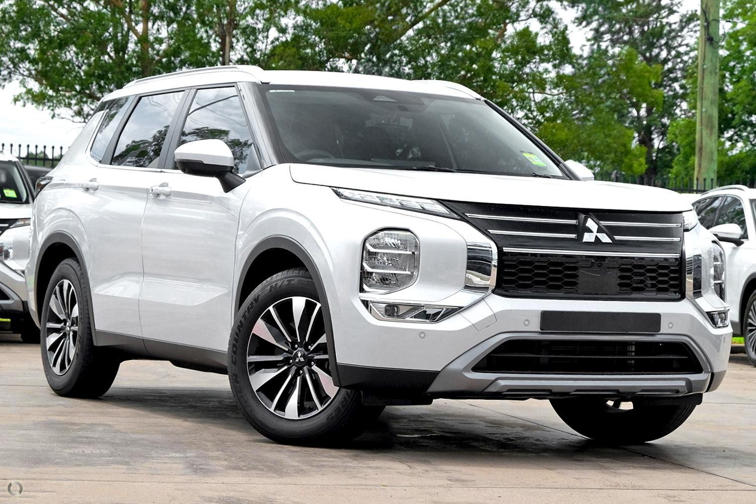 Mitsubishi Outlander image 1