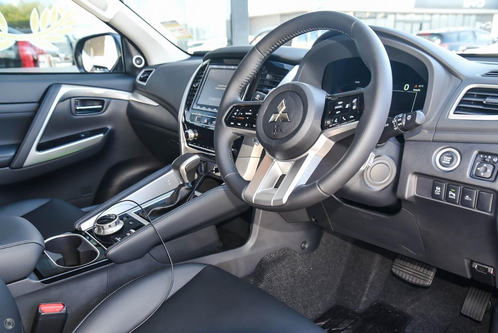 Mitsubishi Pajero Sport image 4