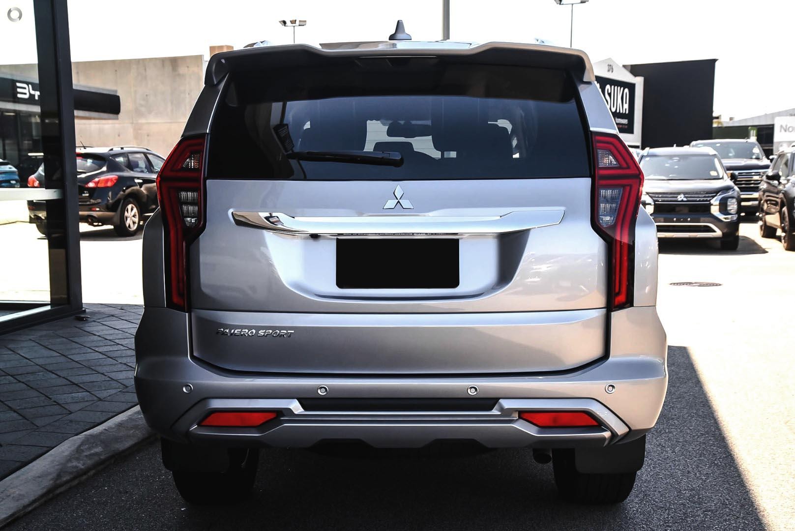 Mitsubishi Pajero Sport image 2