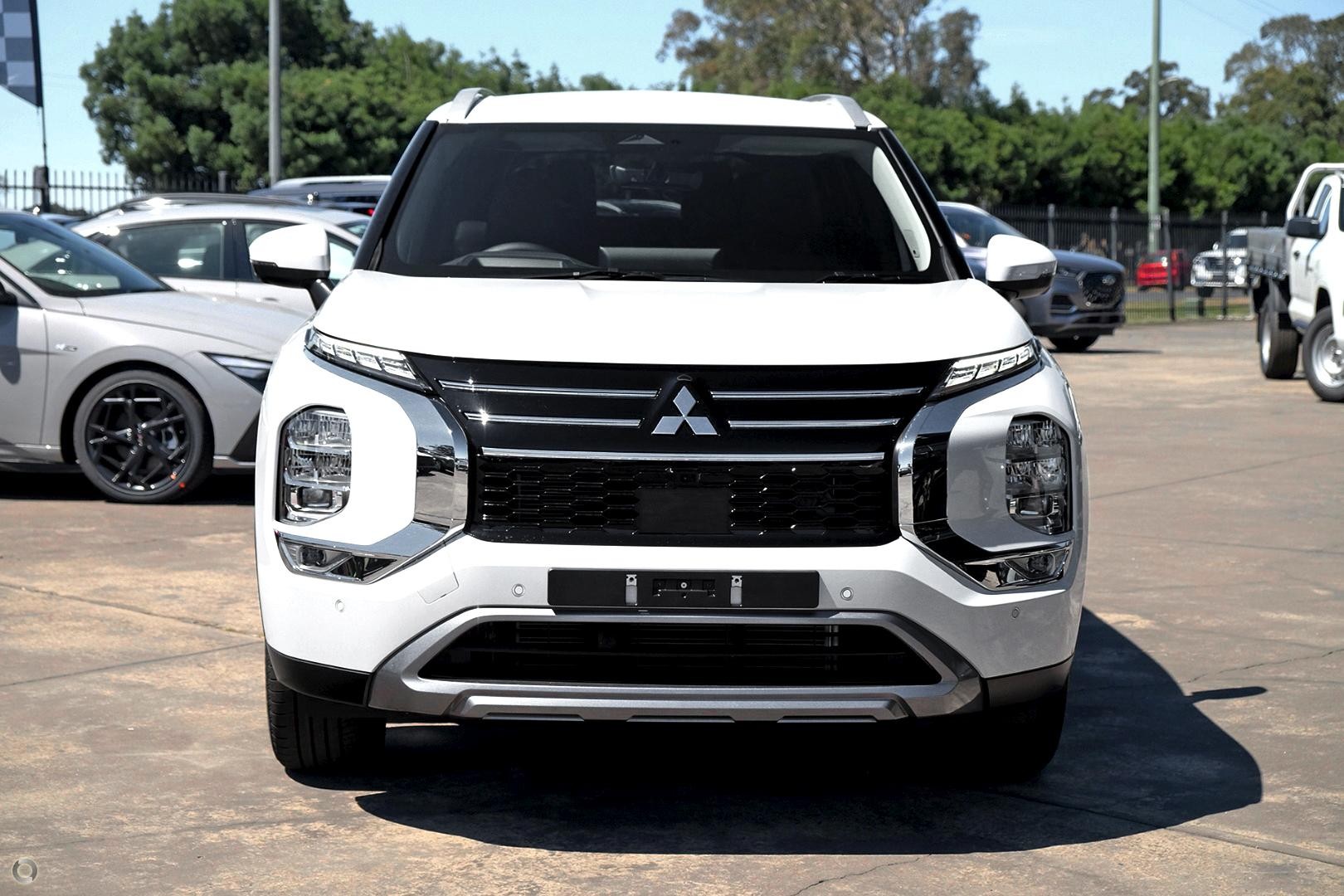 Mitsubishi Outlander image 2