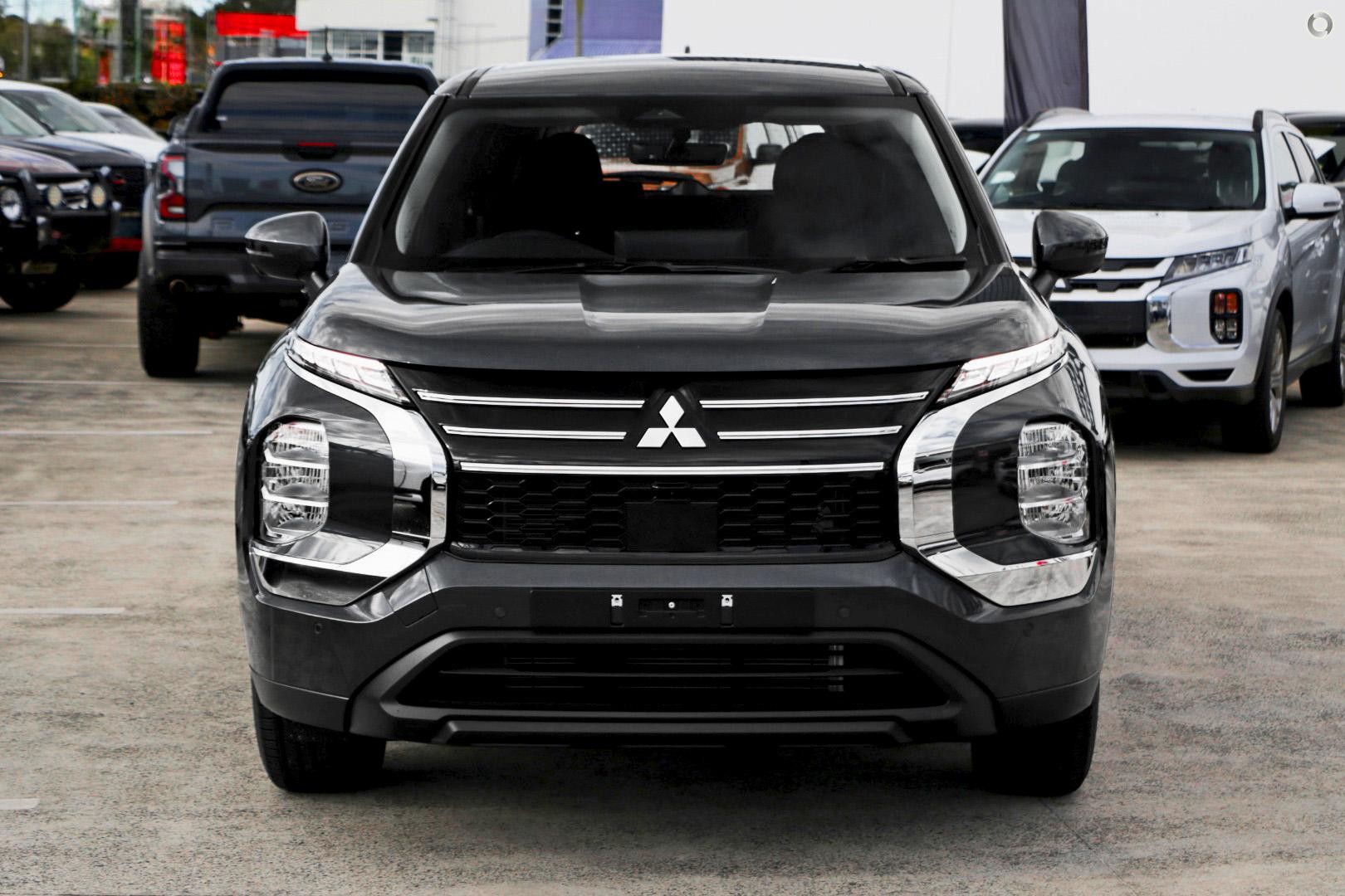 Mitsubishi Outlander image 2