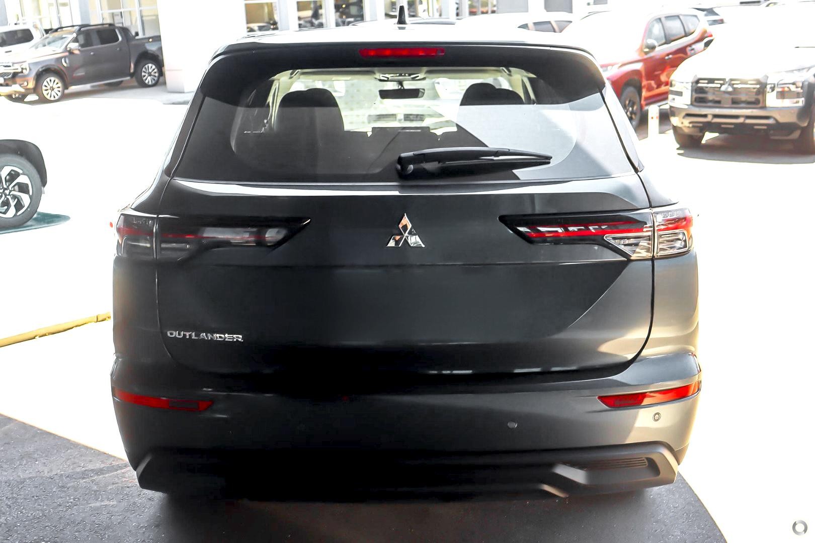 Mitsubishi Outlander image 3