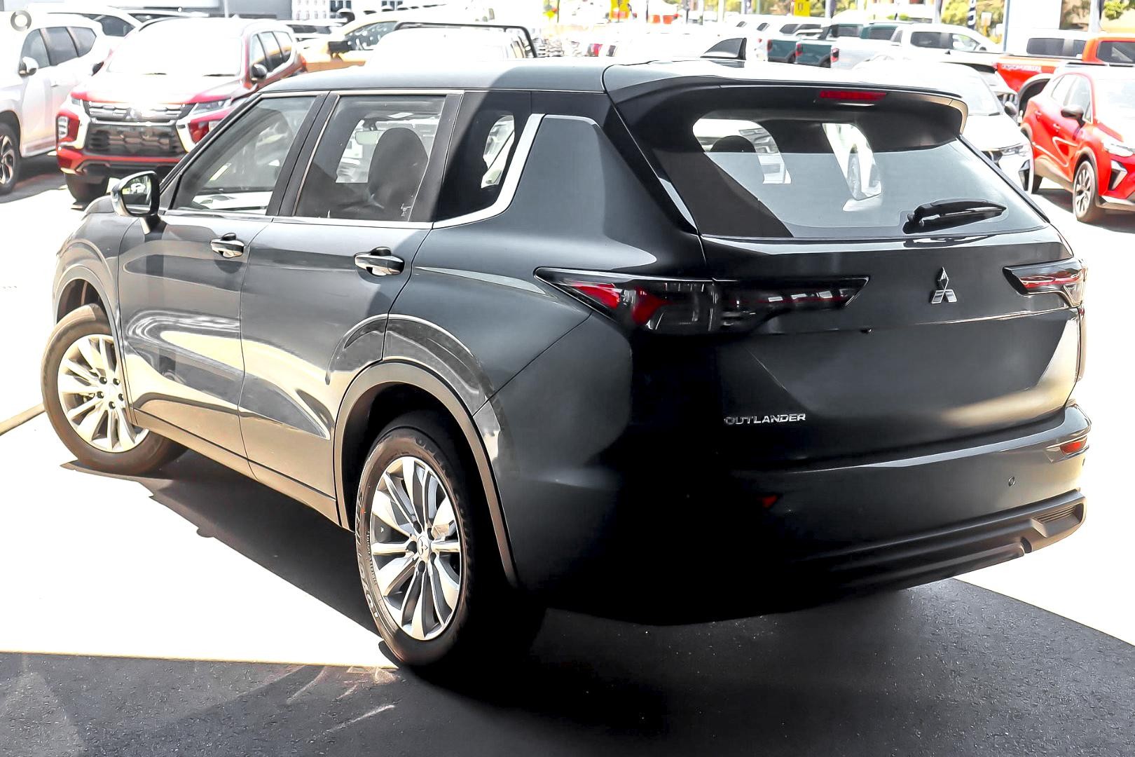 Mitsubishi Outlander image 4