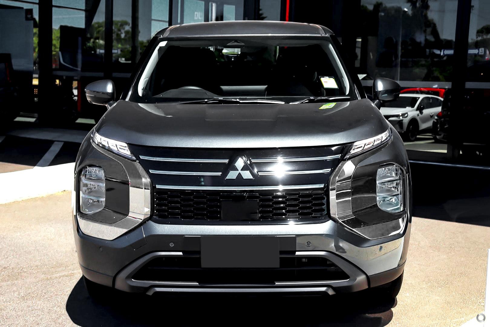 Mitsubishi Outlander image 2