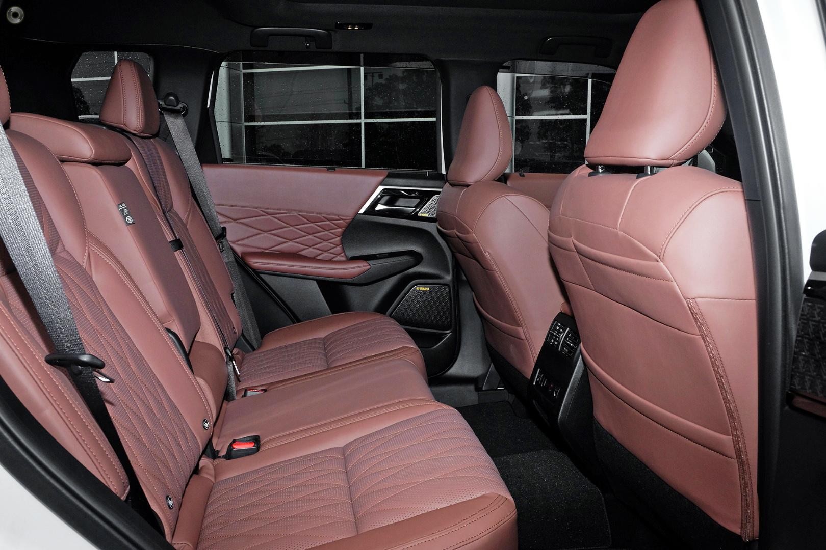 Mitsubishi Outlander image 1