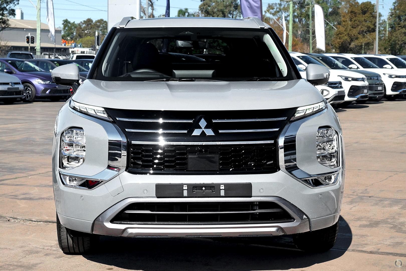 Mitsubishi Outlander image 2