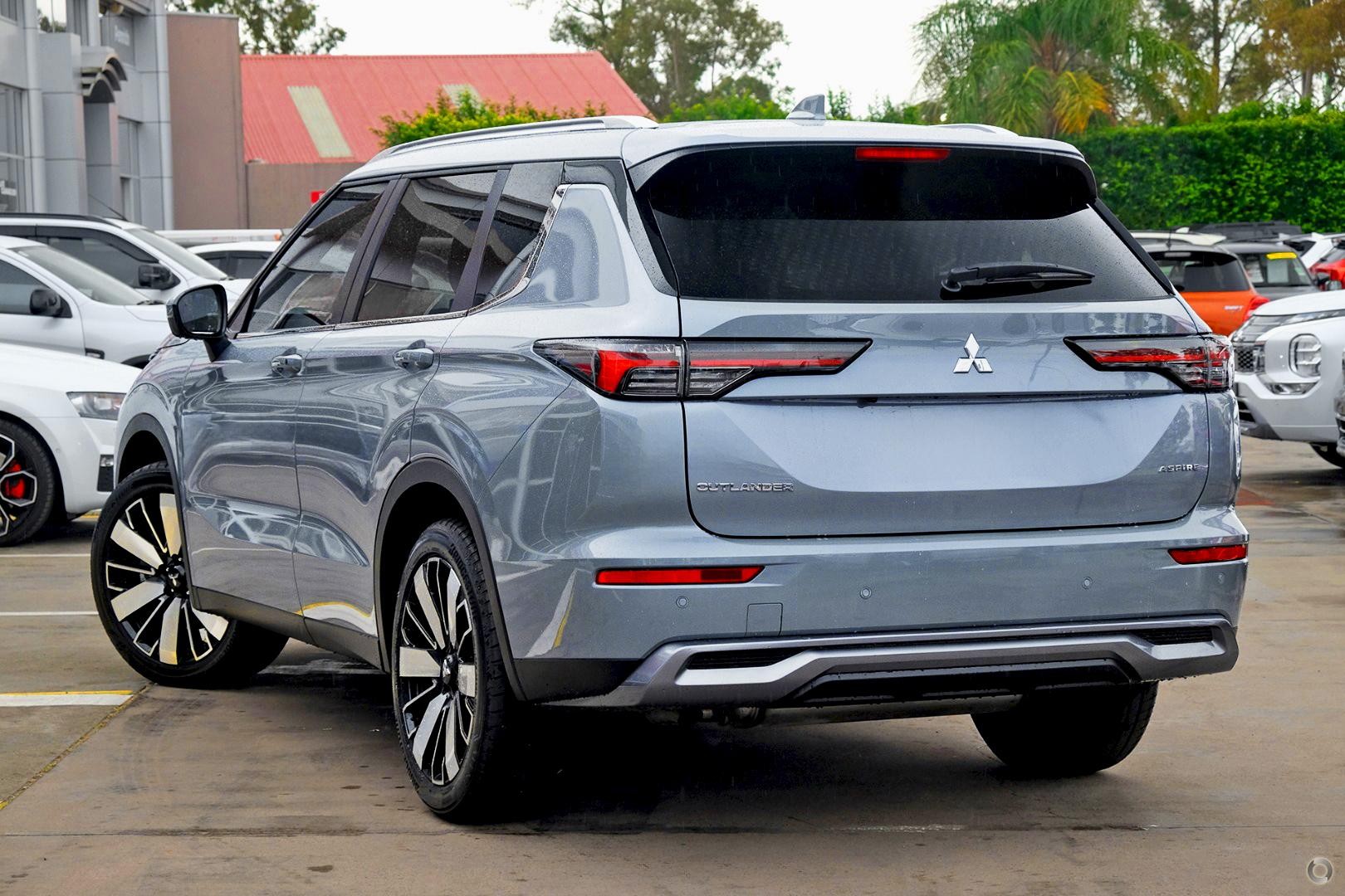 Mitsubishi Outlander image 4