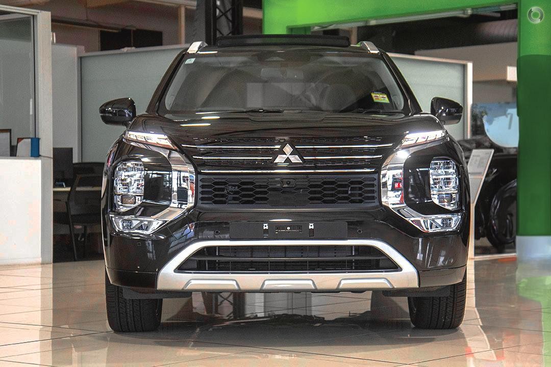 Mitsubishi Outlander image 2