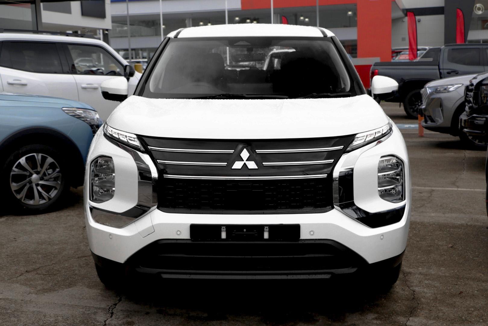 Mitsubishi Outlander image 2